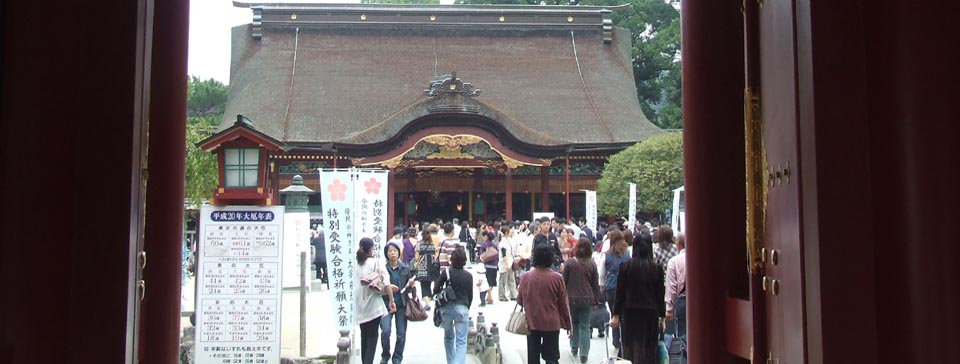 Japaner versammeln sich an einem Schrein um ihre bestandenen Prüfungen zu feiern